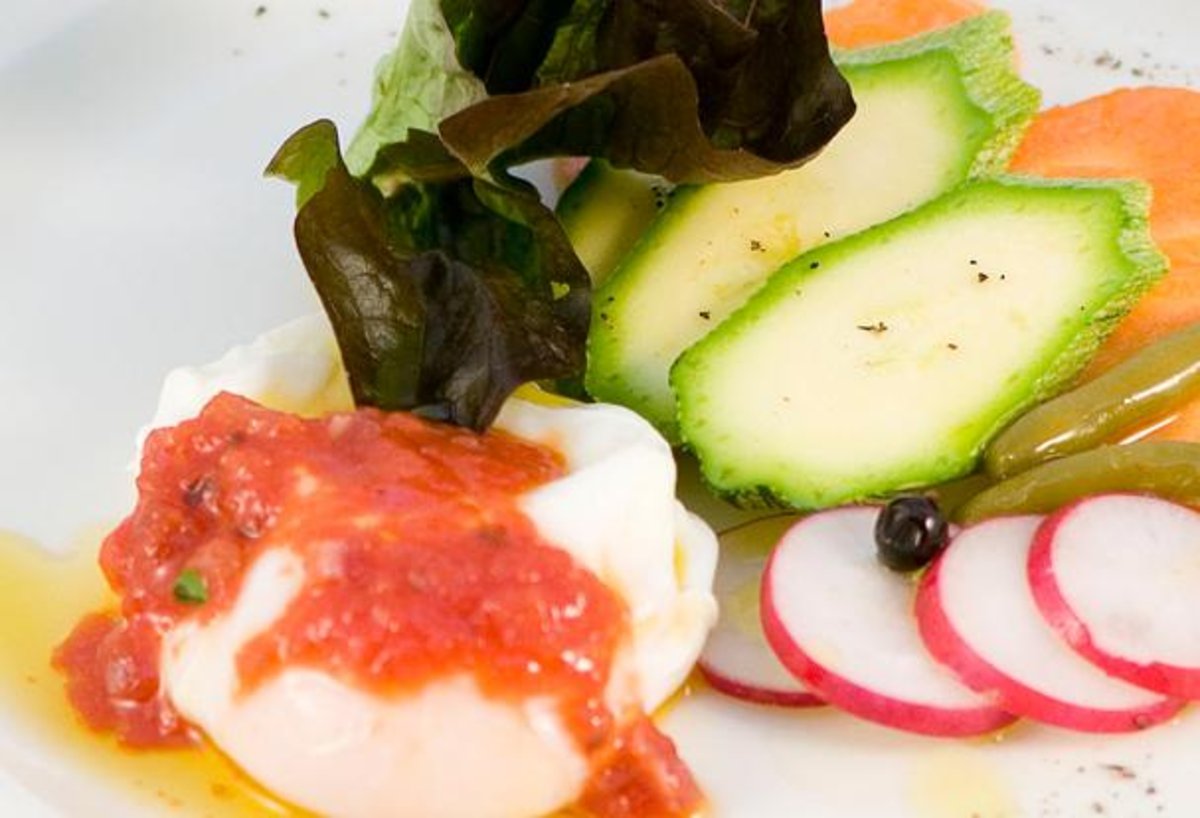 Salata de legume cu oua ochiuri
