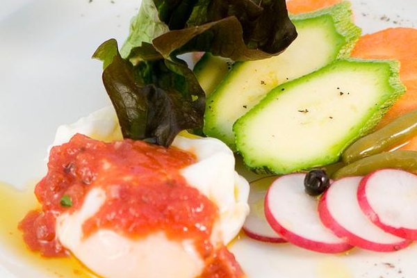 Salata de legume cu oua ochiuri